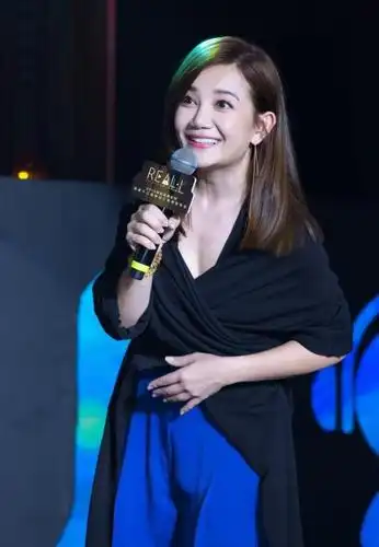 梁静茹现身广州活动 黑色v领娃娃脸长发披肩气质温柔