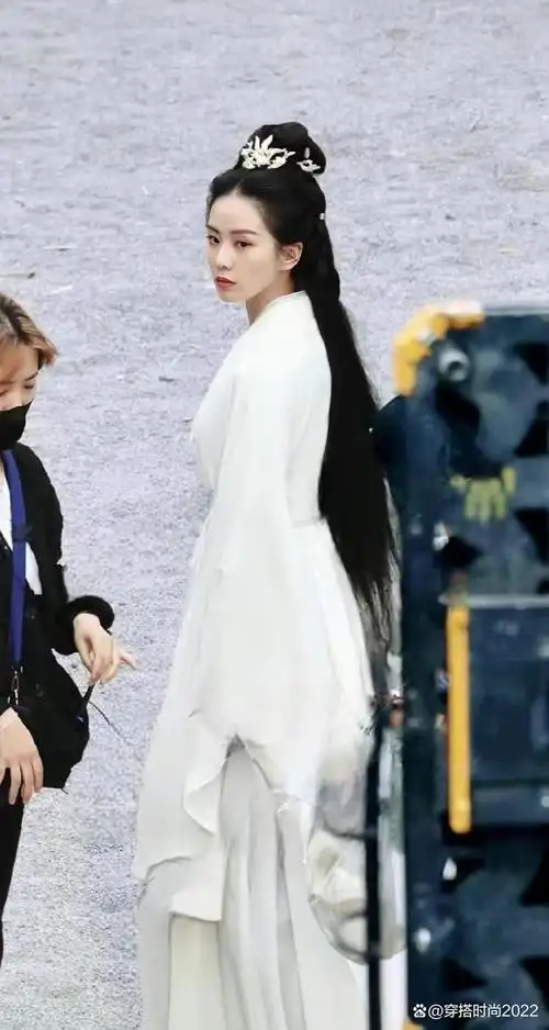 刘诗诗白衣回眸路透#自从刘诗诗拍摄古装剧《一念关山》的消息传出来