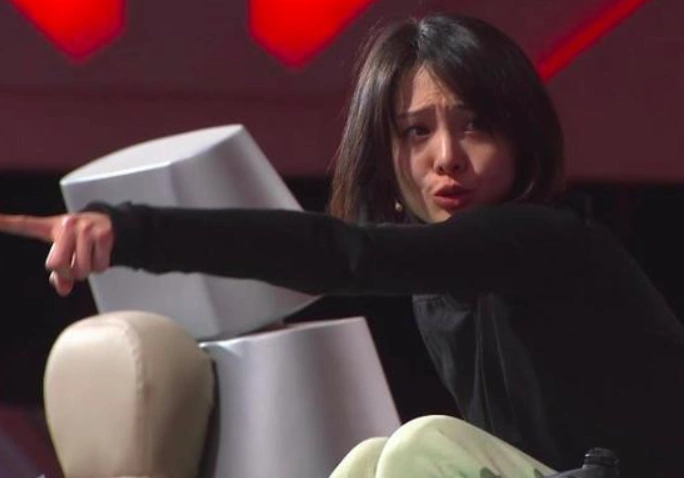 郑爽张恒最后同框照被疯传,街头抽烟训男友,唾沫横飞秒杀老张