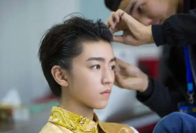 王俊凯化妆照片,侧颜十分帅气,不过也有些许稚嫩,有网友评价说