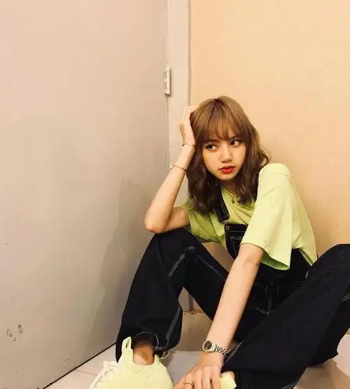 拍照不知如何摆pose简单步骤拍出韩星lisa显瘦性感美照