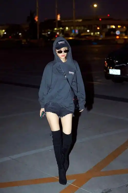 粉丝关注的王子文堪称是娱乐圈中很穿衣服的人,都知道王子文个头不高