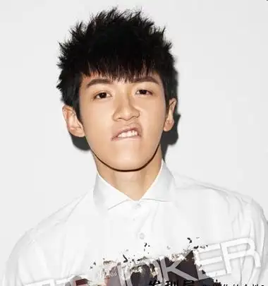 柯震东2013最新封面发型演绎萌系正太碎短发