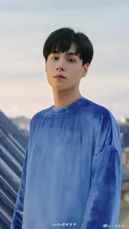 胡一天巴黎时装周丝绒墨镜造型##胡一天巴黎路透