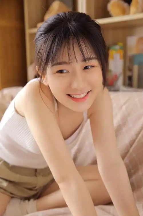 粉嫩表妹身着吊带装热裤拍摄写真集,表哥我不淡定了