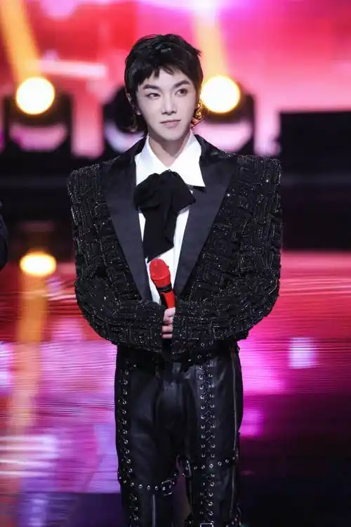 华晨宇亮相2021双11狂欢夜 高音穿透力烘托极致舞台氛围感