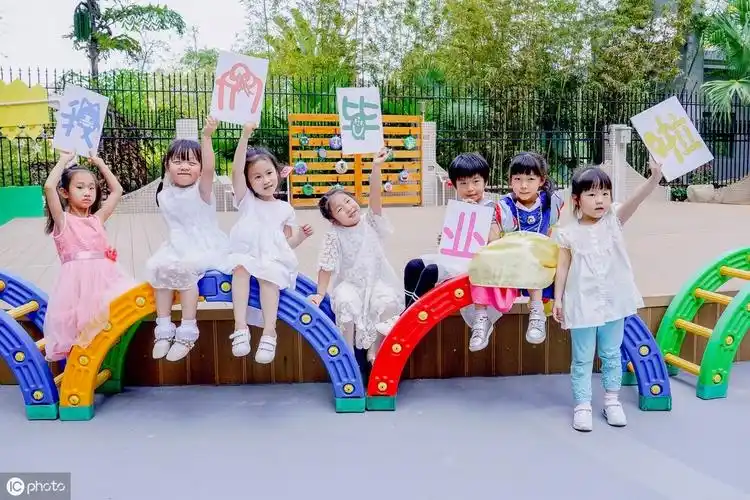 眼看又要到幼儿园的毕业季了,300元的毕业照你会给孩子交钱吗?