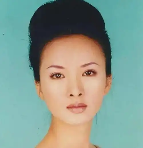 因此,谢兰年轻时就在工厂找到了工作.当她找到工作后,她就寄钱回家.