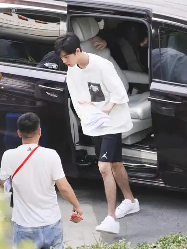 肖战上班饭拍今日份的认真演员战上线～做满标记的剧本战哥的山药腿