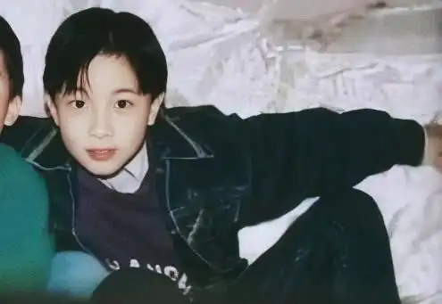 薛之谦童年照当然也还有好多明星童年照也很好看,比如胡歌,华晨宇