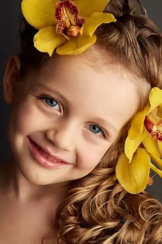 兰花,鲜花,花朵,小女孩,小女生,外国儿童,小孩子,微笑的小女生,儿童