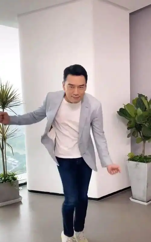 回顾王耀庆:为省钱娶房东女儿却意外捡到块宝,恩爱20年无绯闻