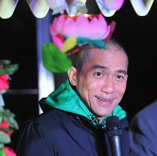 56岁梁朝伟寸头显老气,网友:男神现在和张艺谋一模一样了!_网易订阅