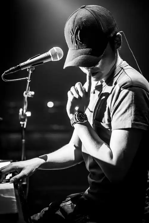 梁博上海激情开唱 与歌迷零距离互动嗨翻全场