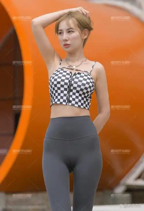 紧身裤美女#黑色紧身裤一直以来都是时尚界的经典之选,而搭配一件