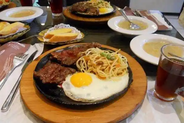 第三:刀叉被收走吃西餐的时候,最重要的就是刀叉摆放的位置,像很多人