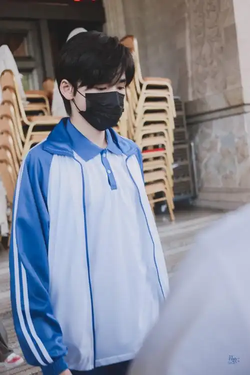 21l 第五位校草:贺峻霖,高三学生,平时喜欢说些单口相声,知名相声团队