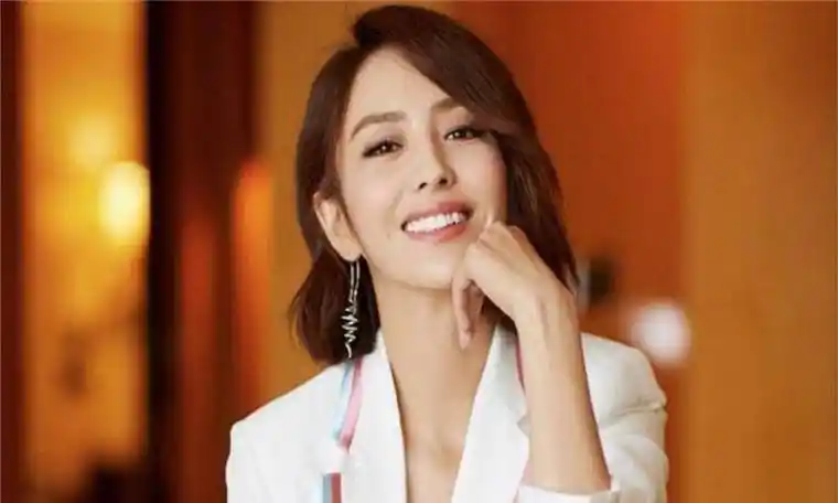 许多网友也劝说佟丽娅尽快离开陈思诚,因为陈思诚做了一些对婚姻不忠