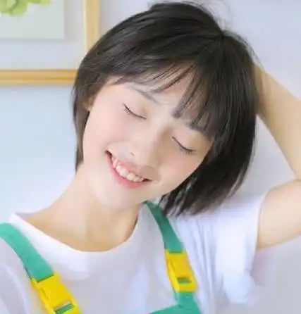 头发厚的女生也可以尝试这款空气刘海齐耳短发,发量多的辣妈美眉剪这