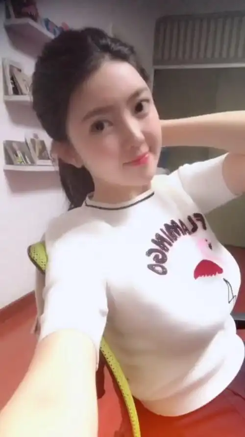 歌手任妙音,刚录完歌曲.