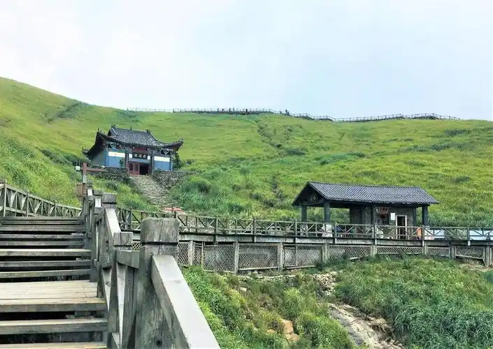 去宜春泡温泉,观明月千古情,登明月山,漫步高山草甸的休闲之旅