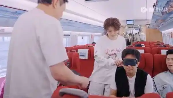 鹿晗五哈镜头#哈哈哈,父子俩的接触就是不一样,调皮小鹿 扯邓超耳朵