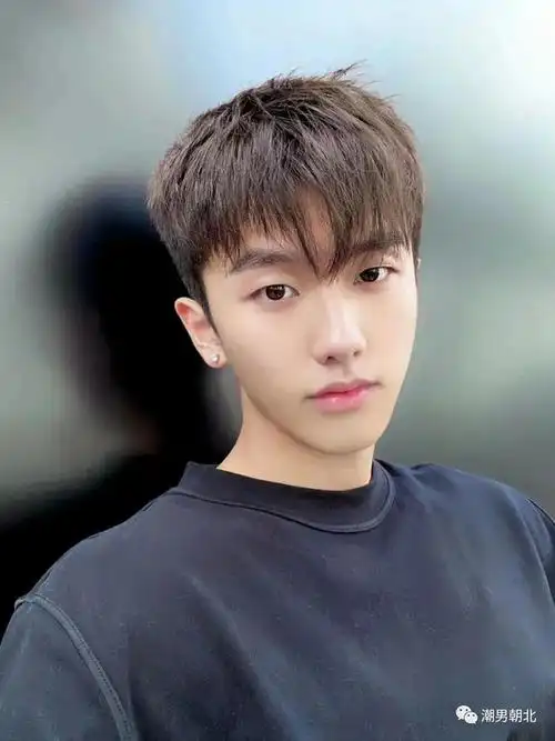 发际线高的男生,最适合剪这3款发型,时尚个性显帅气!