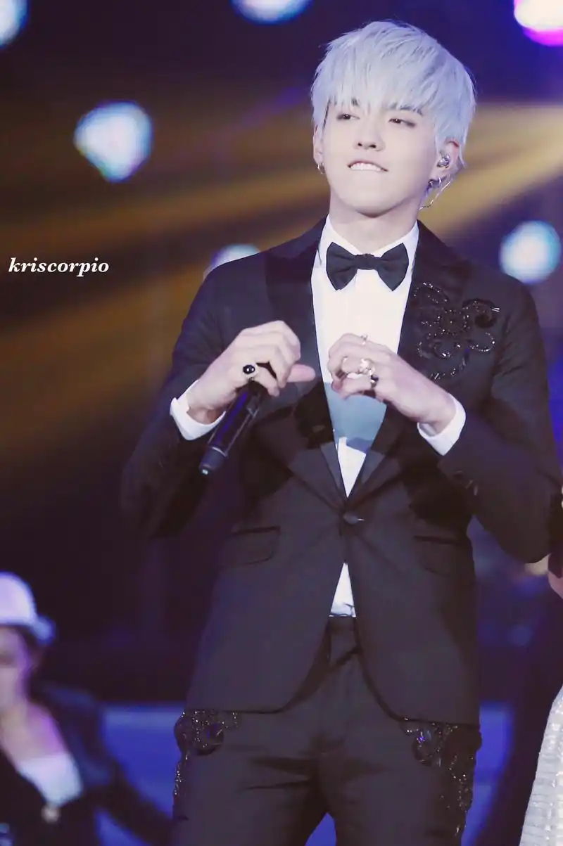 吴亦凡一身西装杀,配上领结绅士风范,每个舞台上抓拍的表情都又可爱又