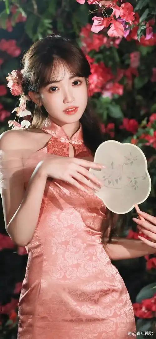 她婉约的身姿仿佛一幅江南水乡的画卷,优美而古典.