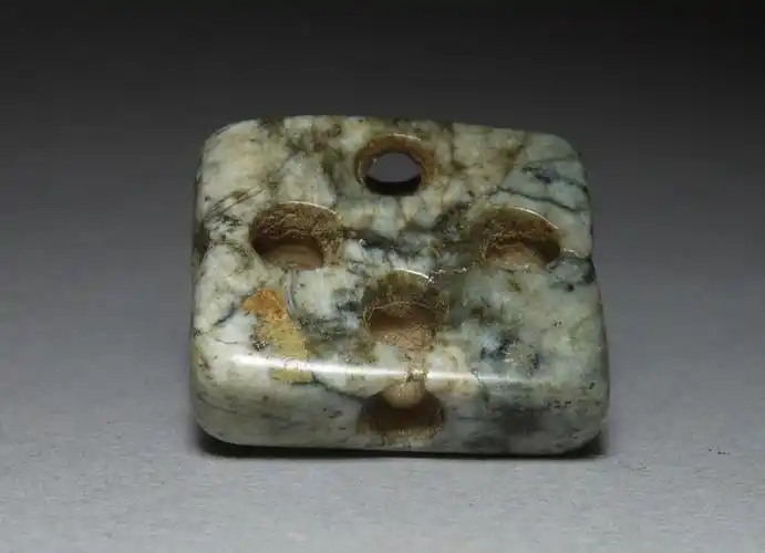 红山文化期玉器工上自然态质变任南珍藏