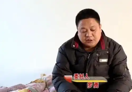 深夜,漂亮富家姑娘将农村穷丈夫赶出门后,与帅哥在酒吧单独约会