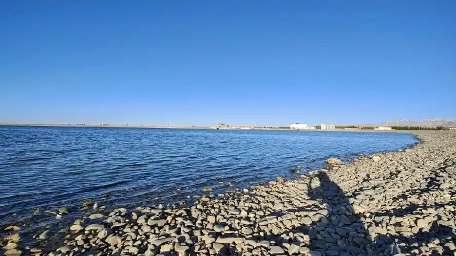 是淡蓝色的晚风