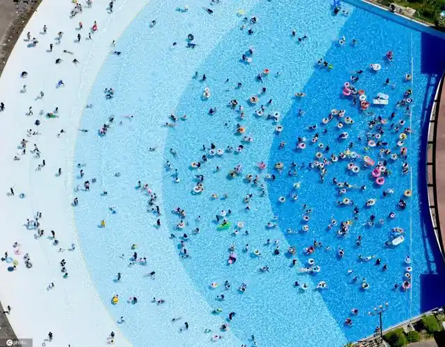 热浪席卷日本 游乐园泳池人山人海犹如"下饺子"