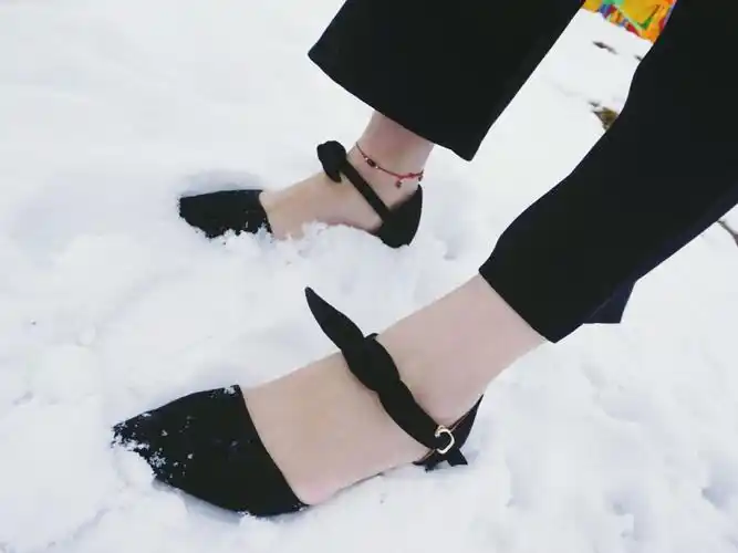 穿着凉鞋,感受雪的温度,大概是与雪最接近的方式了.