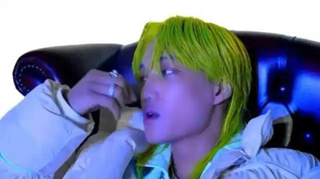 exo金钟仁预告西装大背头单膝跪地心空55万项链太炫嘻哈痞帅