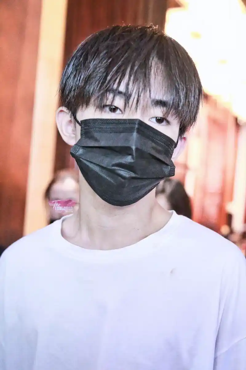 [tfboys][新闻]180627 易烊千玺今日上班路透 白色短袖露出性感锁骨