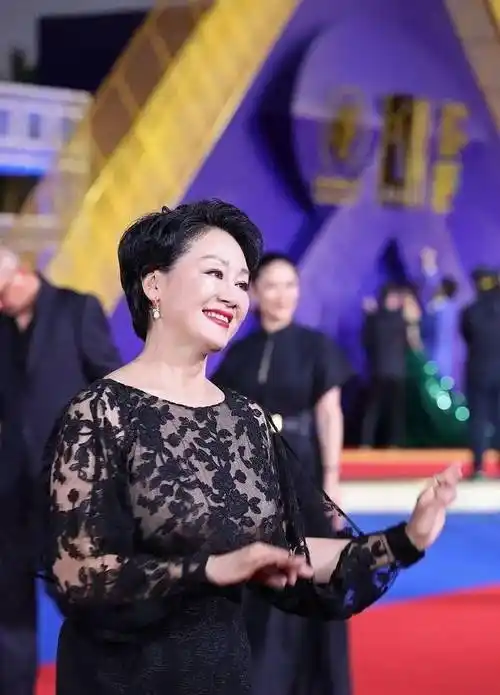 原创王姬携女走红毯穿蕾丝裙尽显成熟韵味美女儿网红脸气质不如妈