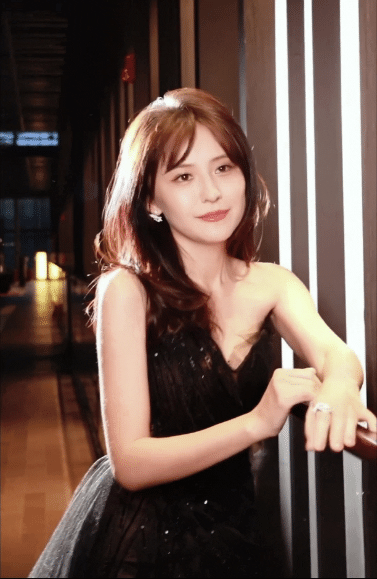 回顾热依扎漏胸癖事件拒绝道德审视也是一种反凝视