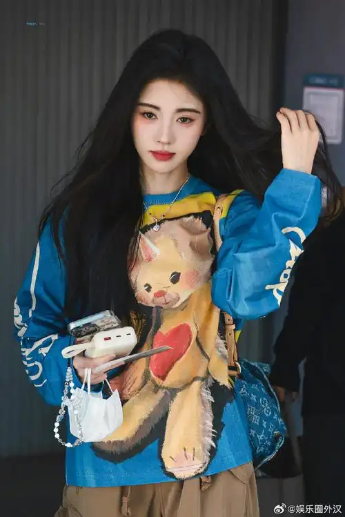 鞠婧祎最新机场照 独角93恤  这个mini手机项链有点可爱?