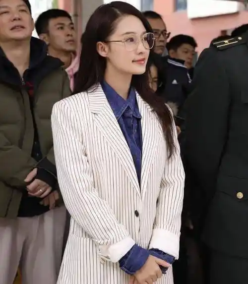 李沁条纹西装配工装裤,帅气知性,格外的干练飒爽_时尚_线条_演技