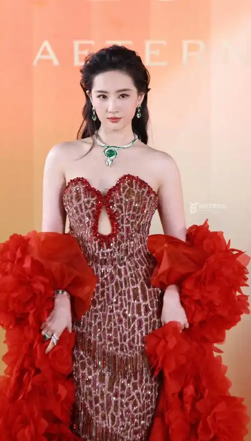 刘亦菲一袭红裙好美好自然松弛,闪闪发光的大明星,落落大方,明艳大气