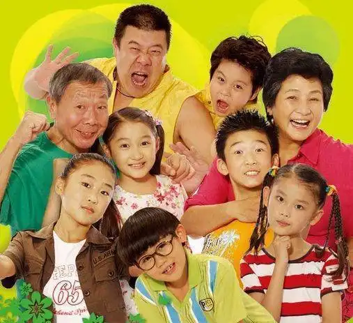 《家有儿女新传》中饰演唐小龙,这部剧中的搭档还有现在当红的关晓彤.