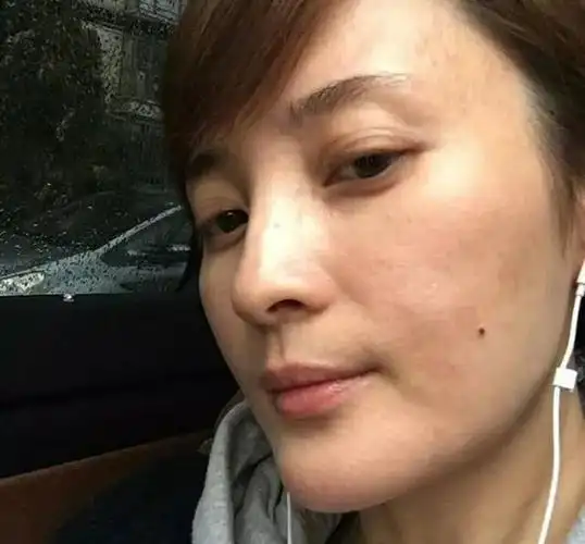 蒋勤勤曾经美的惊艳,如今的素颜满脸油腻,开始衰老了!