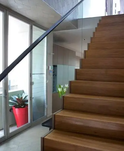 玻璃楼梯扶手装潢装修效果图