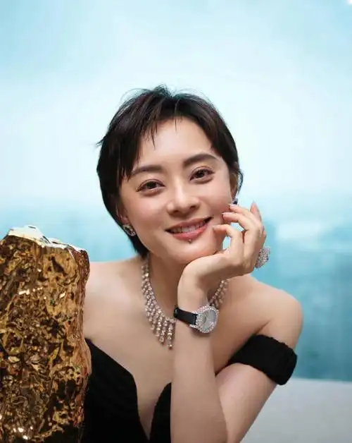 40岁孙俪穿抹胸深v黑裙秀美背 戴奢华珠宝尽显雍容