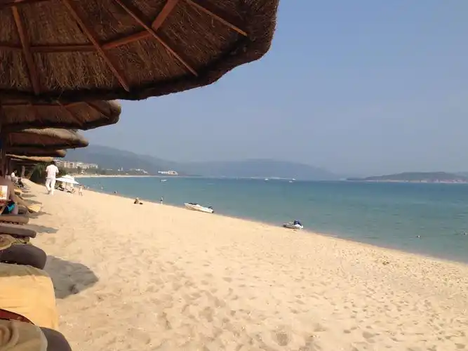 绝佳的海滨浴场,沙滩平缓白净,沙子细软,海滩让人久久不愿离去.