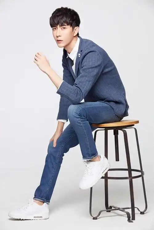 于朦胧学院风写真曝光 五官精致帅气撩人