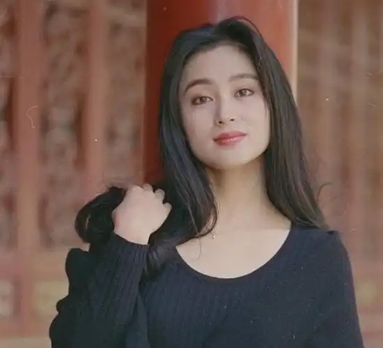 导演夫人陈红:未婚怀孕挤走陈凯歌原配,54岁却因小儿子颜面尽失