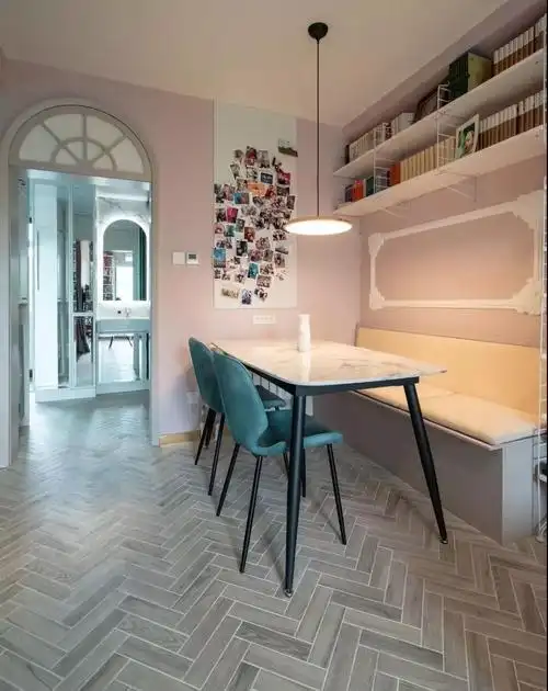 墙面选用的是浅豆沙色,配上暖黄色的灯光,很安逸温馨.