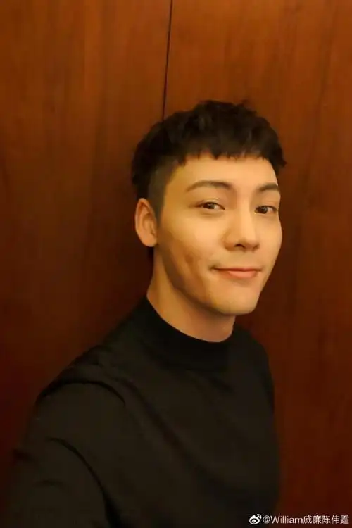 二,陈伟霆昨日嘉尔在社交媒体上发布自拍照,抱着公仔,完全素颜,甚至连